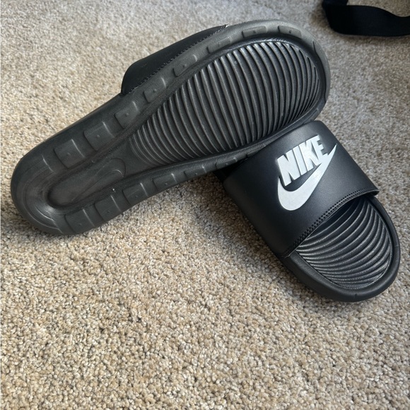 Nike slides - Picture 2 of 2